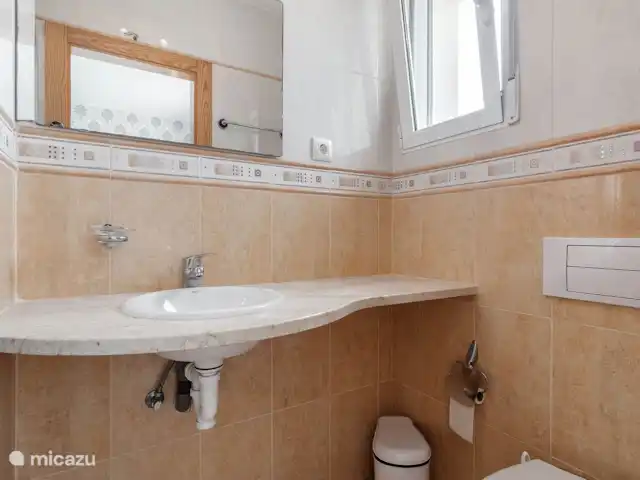 Badkamer ensuite van slpkamer 3
voorzien van douche, wc en lavabo